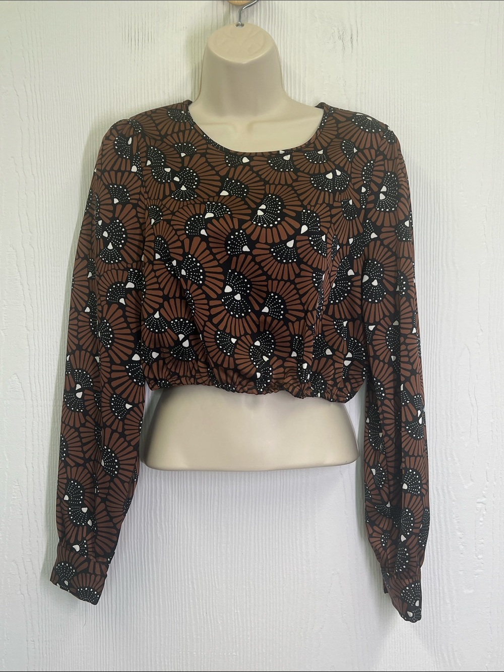 House Of Harlow 1960 - Brown Fun Print Long Sleeve Crewneck Crop Blouse Size SM